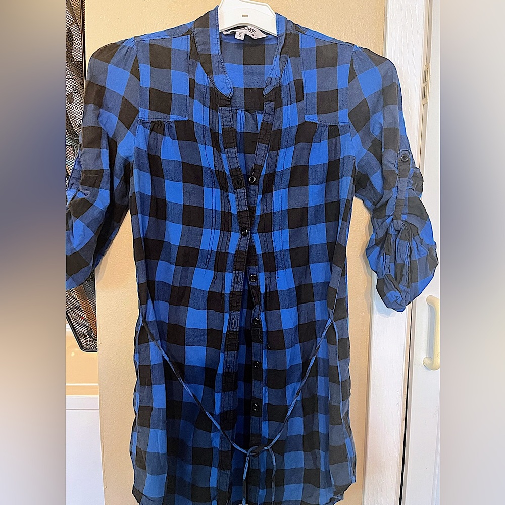 Casual lightweight king blouse with button down in front.